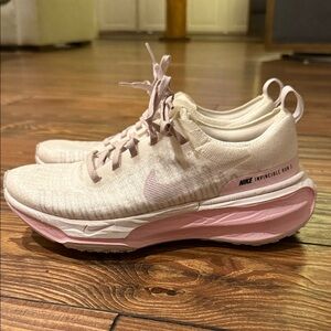 Nike Women's Invincible Run 3 - Cream and Pink